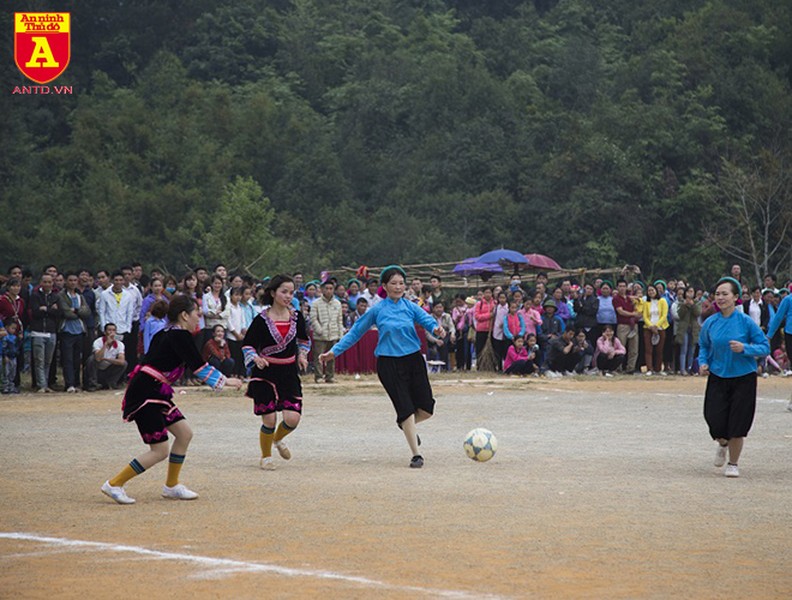 Các cô gái xinh đẹp trong trang phục dân tộc đá bóng ở Quảng Ninh